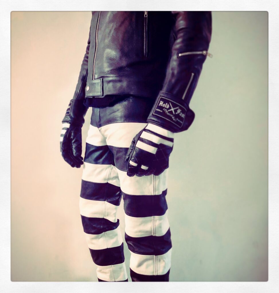 Lederhose Cayenne, gestreifte Str&auml;flings-Lederhose von Holdfast