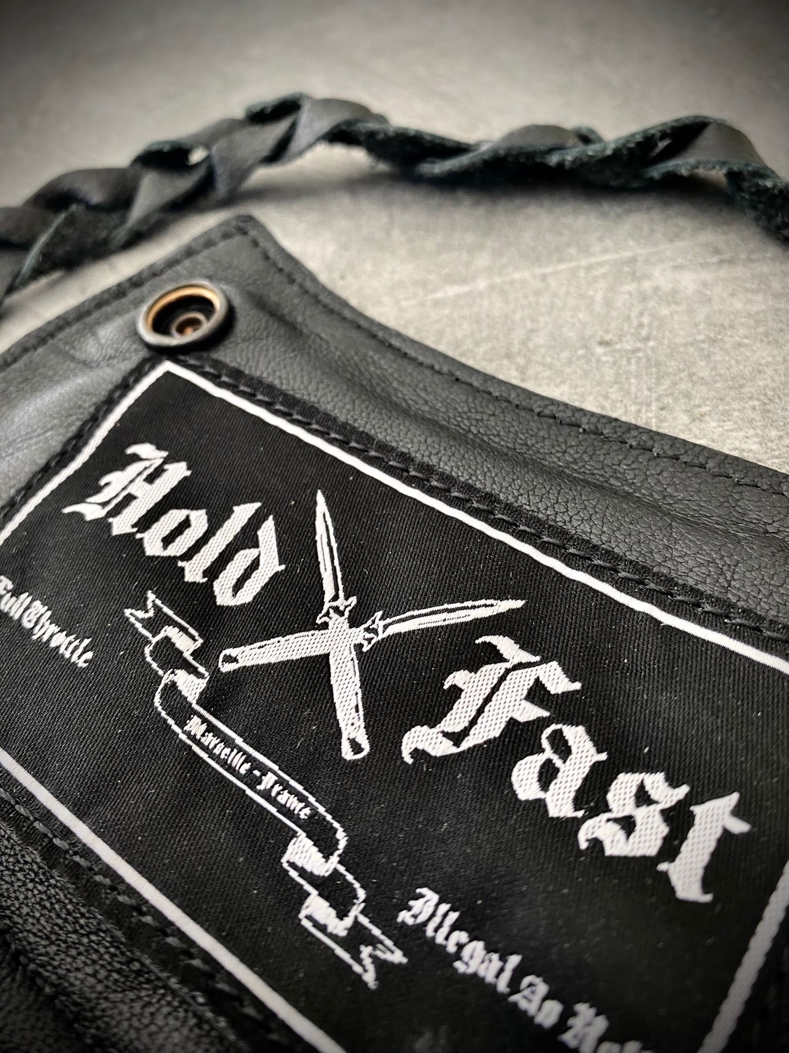 Etikett Full Throttle Illegal As Hell und geflochtenes Lederband der Hold-Fast-Börse