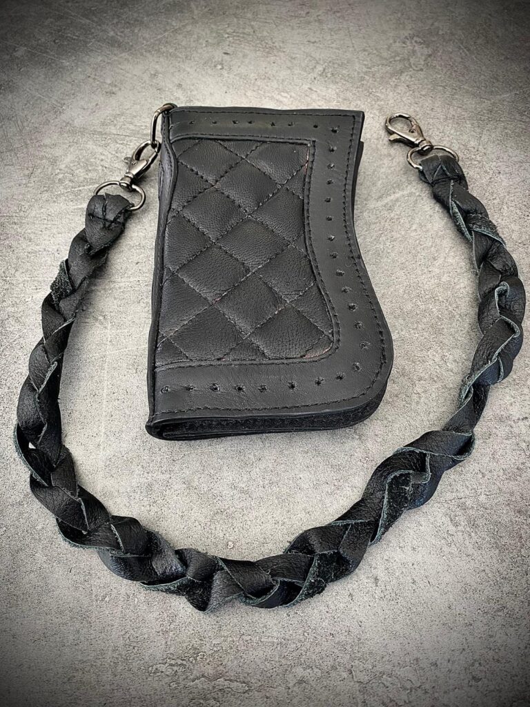 Gesteppte Leder-Geldbörse mit Kette in Schwarz, Black Sabbath von Hold Fast, mit 50 cm Flechtband